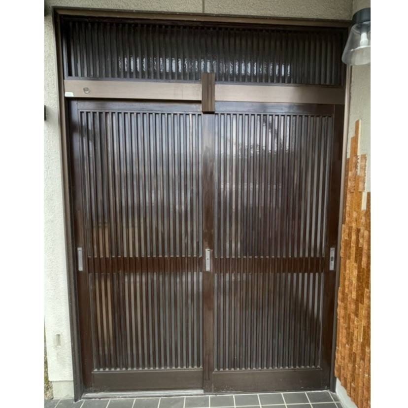 窓工房テラムラの古い玄関引戸を断熱性の良いものに交換したいの施工前の写真1