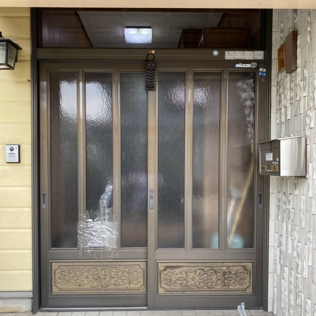 窓工房テラムラのガラスが割れた玄関引戸。いっそ修理でなく新しい玄関引戸に交換したいの施工前の写真1