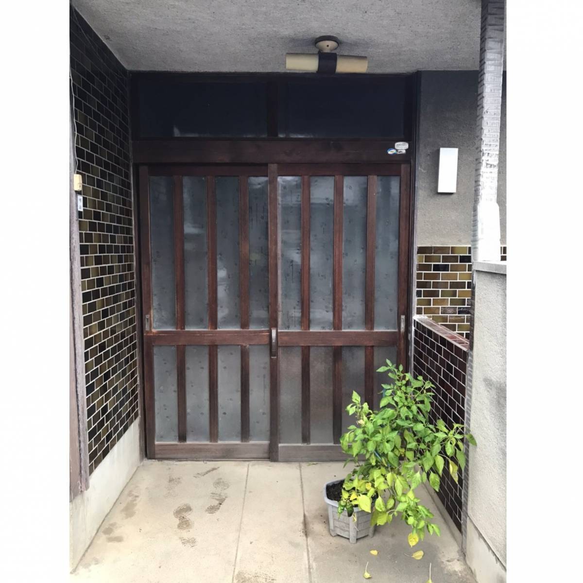 窓工房テラムラの古く老朽化の気になる玄関引戸を交換したいの施工前の写真1