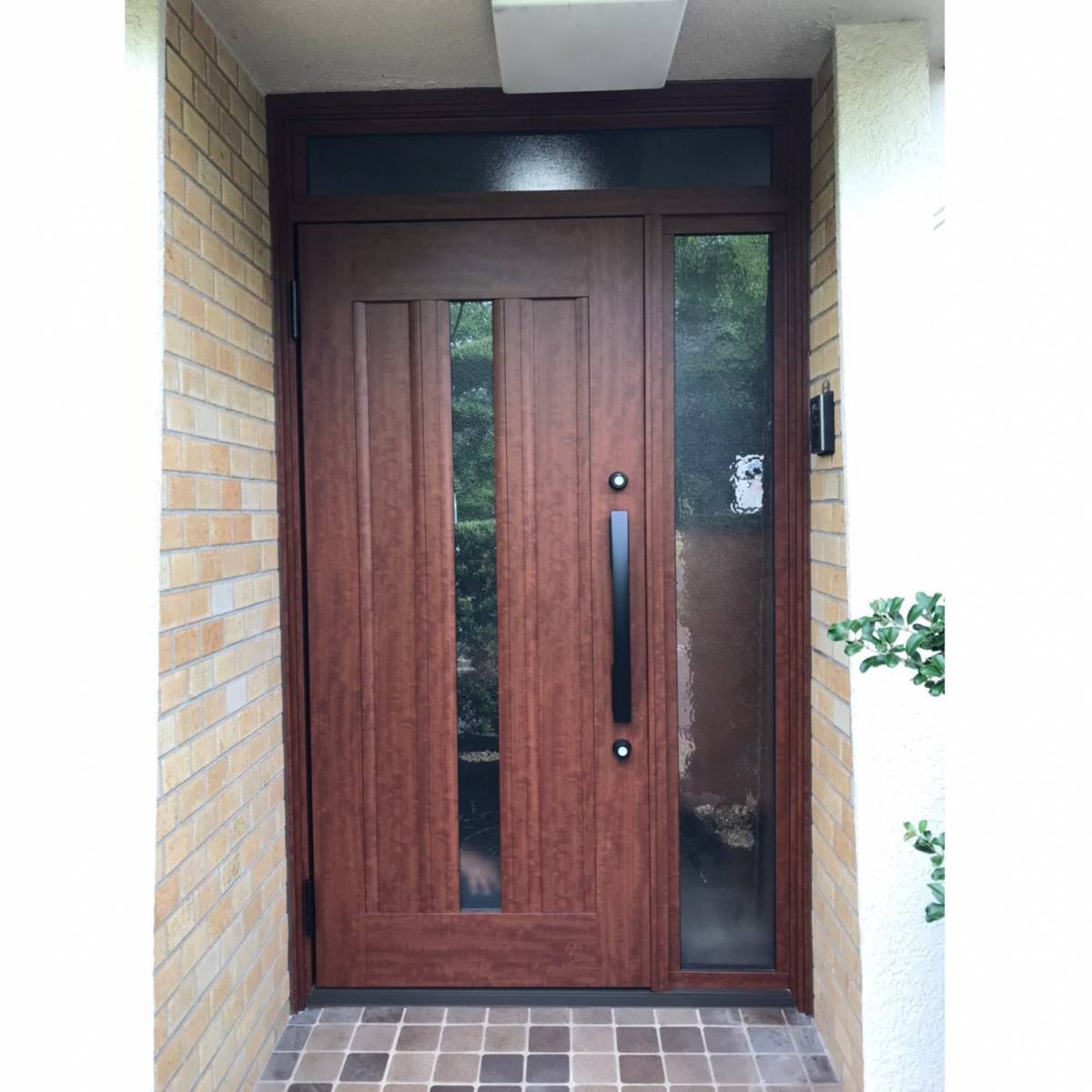 窓工房テラムラの古く色褪せた玄関ドアを交換したいの施工後の写真1