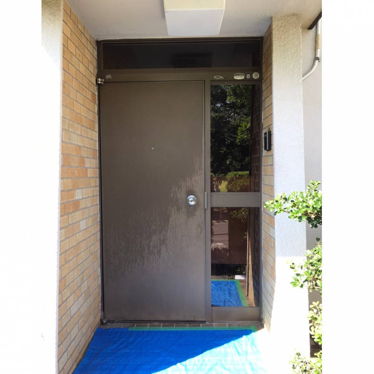 窓工房テラムラの古く色褪せた玄関ドアを交換したいの施工前の写真1