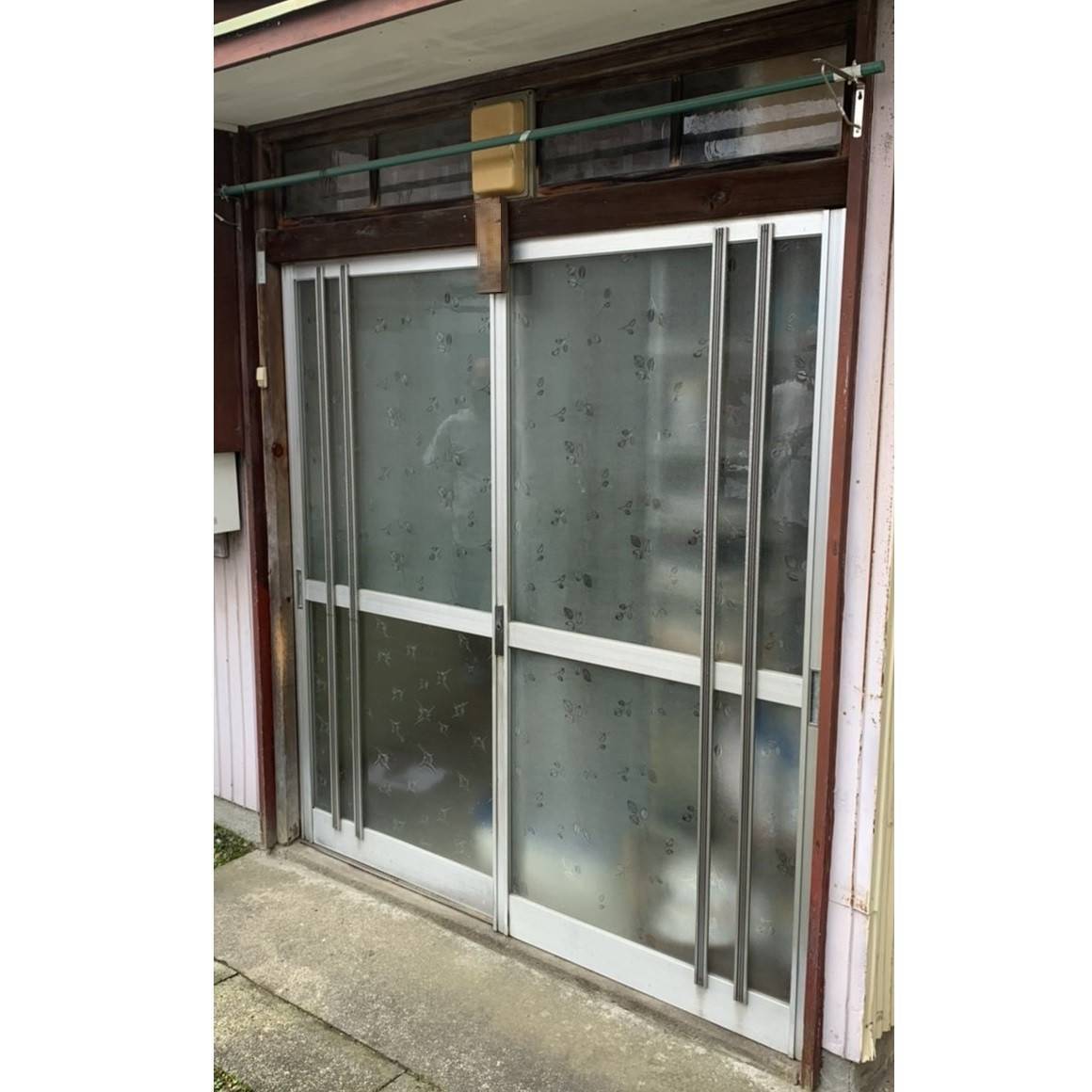 窓工房テラムラの古い玄関引戸をお値打ちに交換したいの施工前の写真1