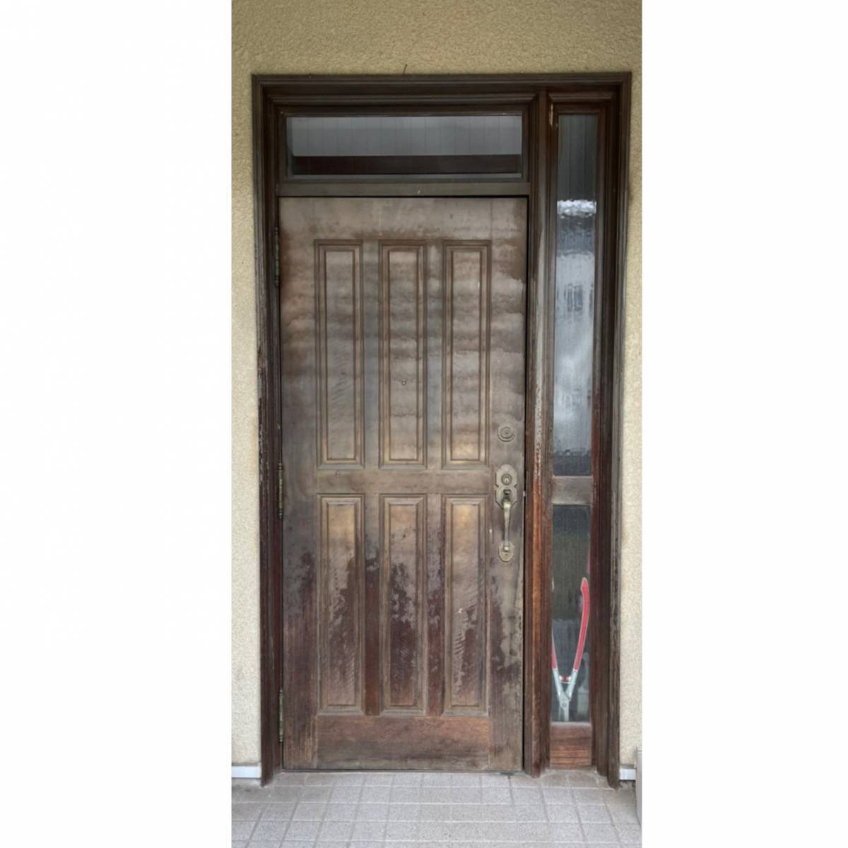 窓工房テラムラの古くボロボロになった玄関ドアを便利なものに交換したいの施工前の写真1