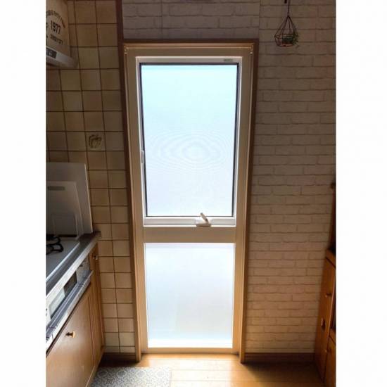 窓工房テラムラの勝手口のドアを窓に替えたい施工事例写真1