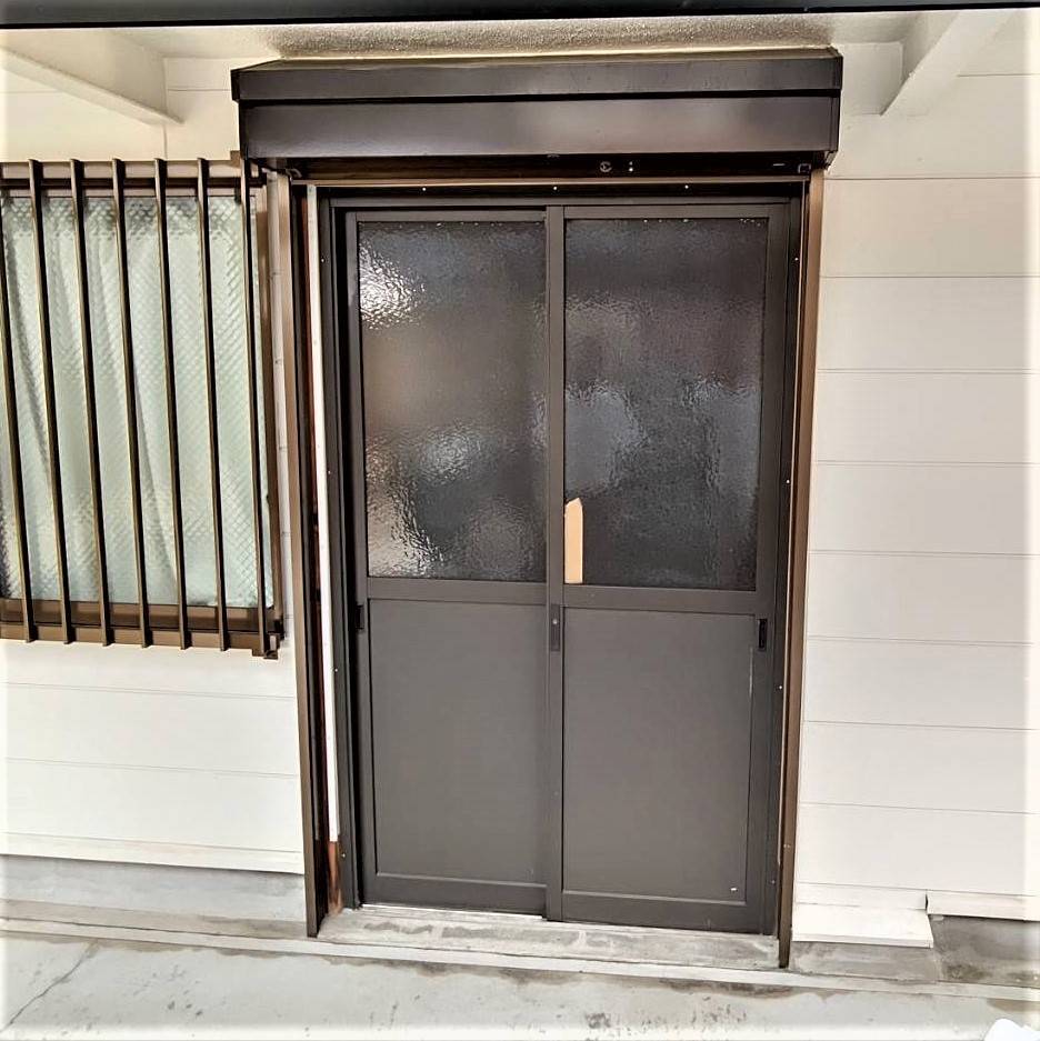 窓工房テラムラの元々あるシャッターを生かしつつ、玄関引き戸から玄関ドアに交換したい。の施工前の写真1