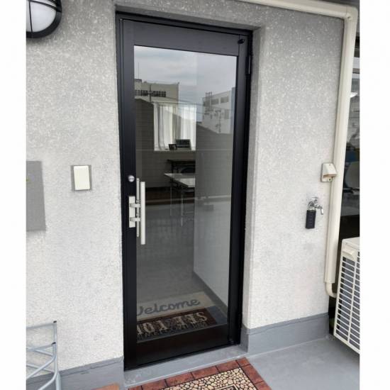 窓工房テラムラの店舗として使用しているドアを変更したい施工事例写真1