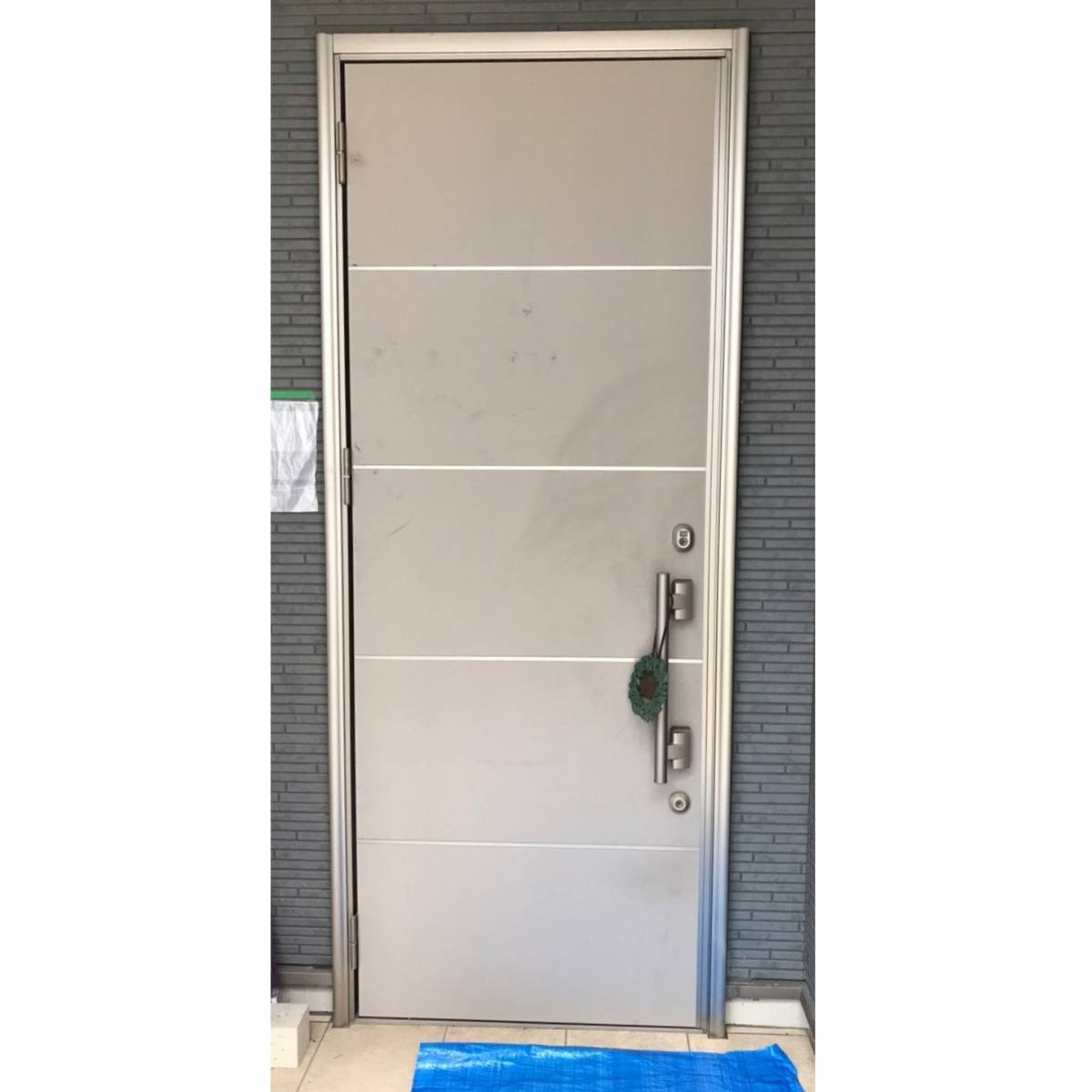 窓工房テラムラのキズが気になる玄関ドアをおしゃれで使いやすいものに交換したいの施工前の写真1
