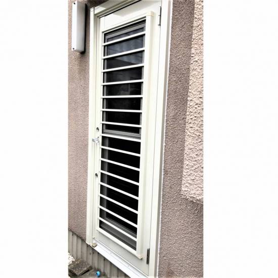 窓工房テラムラの古い勝手口ドアを採風のできる勝手口ドアに交換したい施工事例写真1