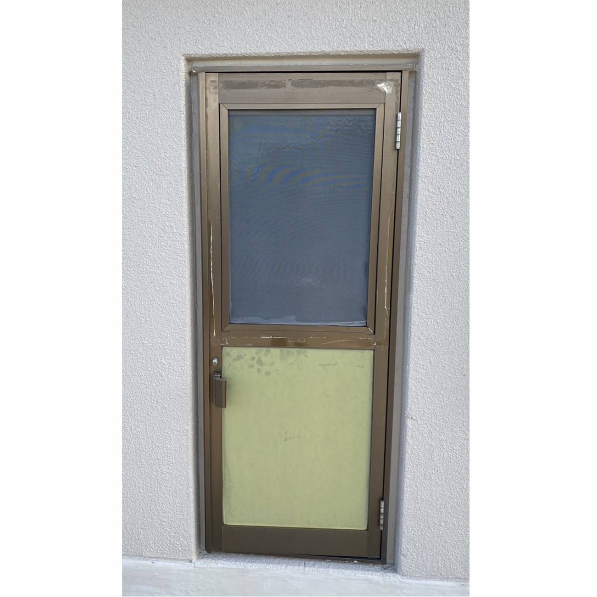 窓工房テラムラの古い勝手口ドアを換気が出来るドアに交換したいの施工前の写真1