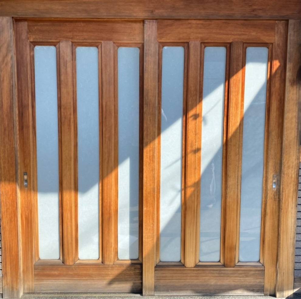 窓工房テラムラの古い玄関の木製引戸ですが、新しいアルミ製の玄関引戸に交換したいの施工前の写真1