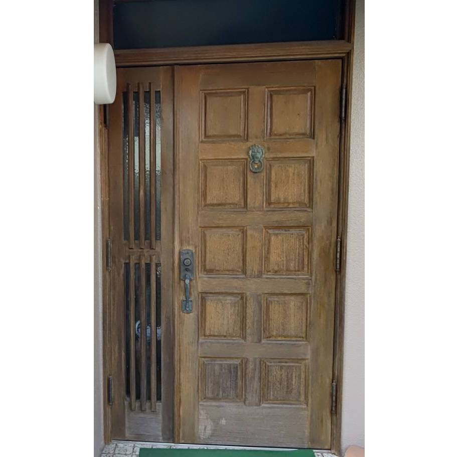 窓工房テラムラの古くなった木製の玄関ドアを採風のできる玄関ドアに交換したいの施工前の写真1