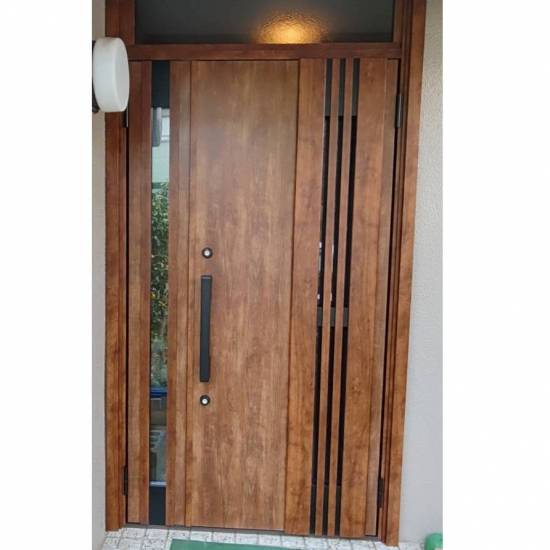 窓工房テラムラの古くなった木製の玄関ドアを採風のできる玄関ドアに交換したい施工事例写真1