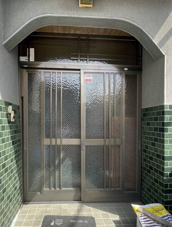 窓工房テラムラの古く動きの悪い玄関引戸を交換したいの施工前の写真1