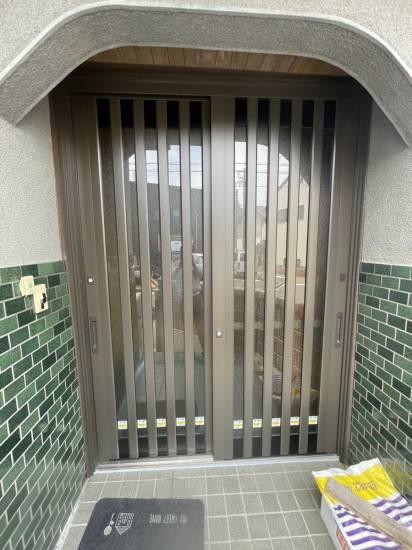 窓工房テラムラの古く動きの悪い玄関引戸を交換したい施工事例写真1