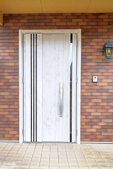 窓工房テラムラの汚れが気になる玄関ドアを便利なものに交換したい施工事例写真1