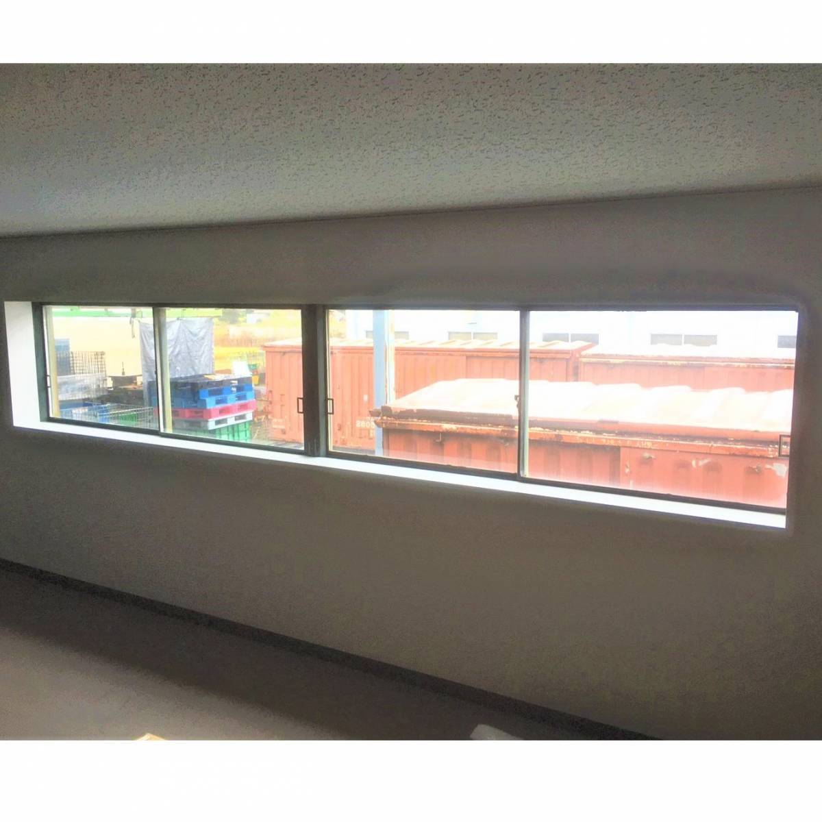 窓工房テラムラの工場の事務所の防音対策のために二重窓を取り付けたいの施工前の写真1