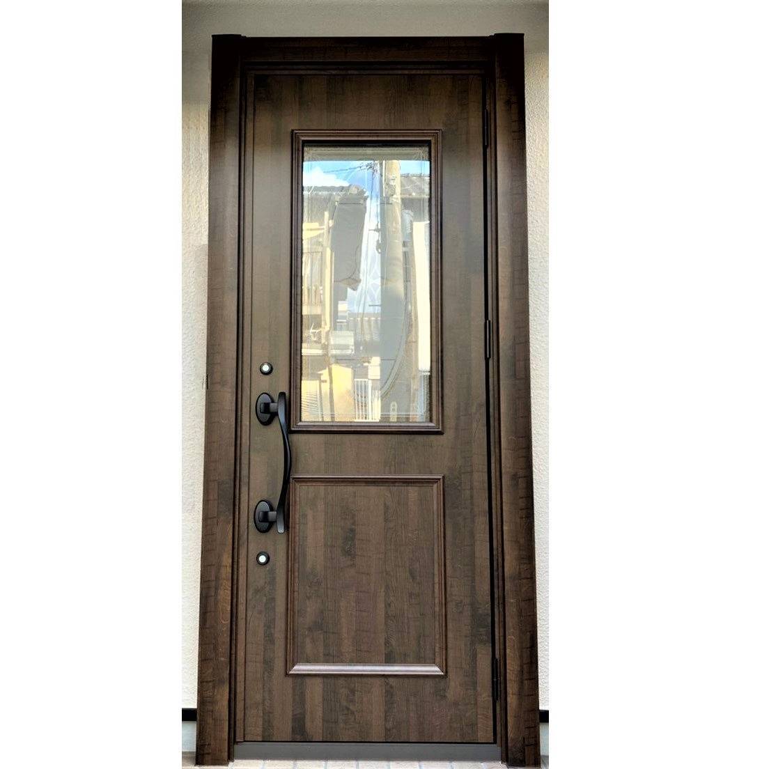 窓工房テラムラの動きの悪くなった玄関ドアを新しい断熱タイプの木目色の玄関ドアにしたいの施工後の写真1