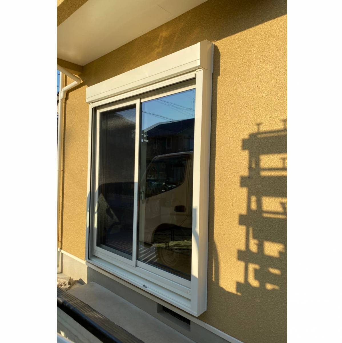 窓工房テラムラの折戸タイプの雨戸が付いた窓をシャッターのついた窓に交換したいの施工後の写真1