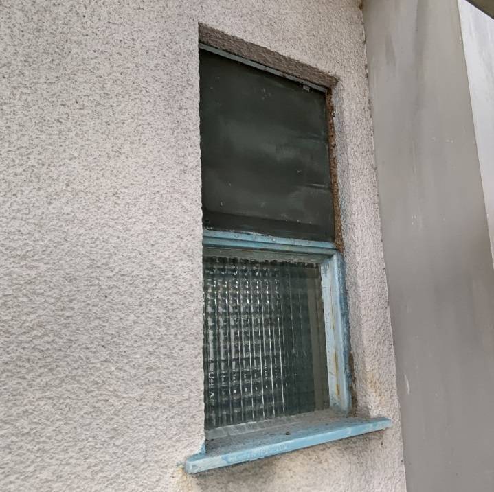 窓工房テラムラの古いスチールサッシを断熱性の高い窓に交換したいの施工前の写真1