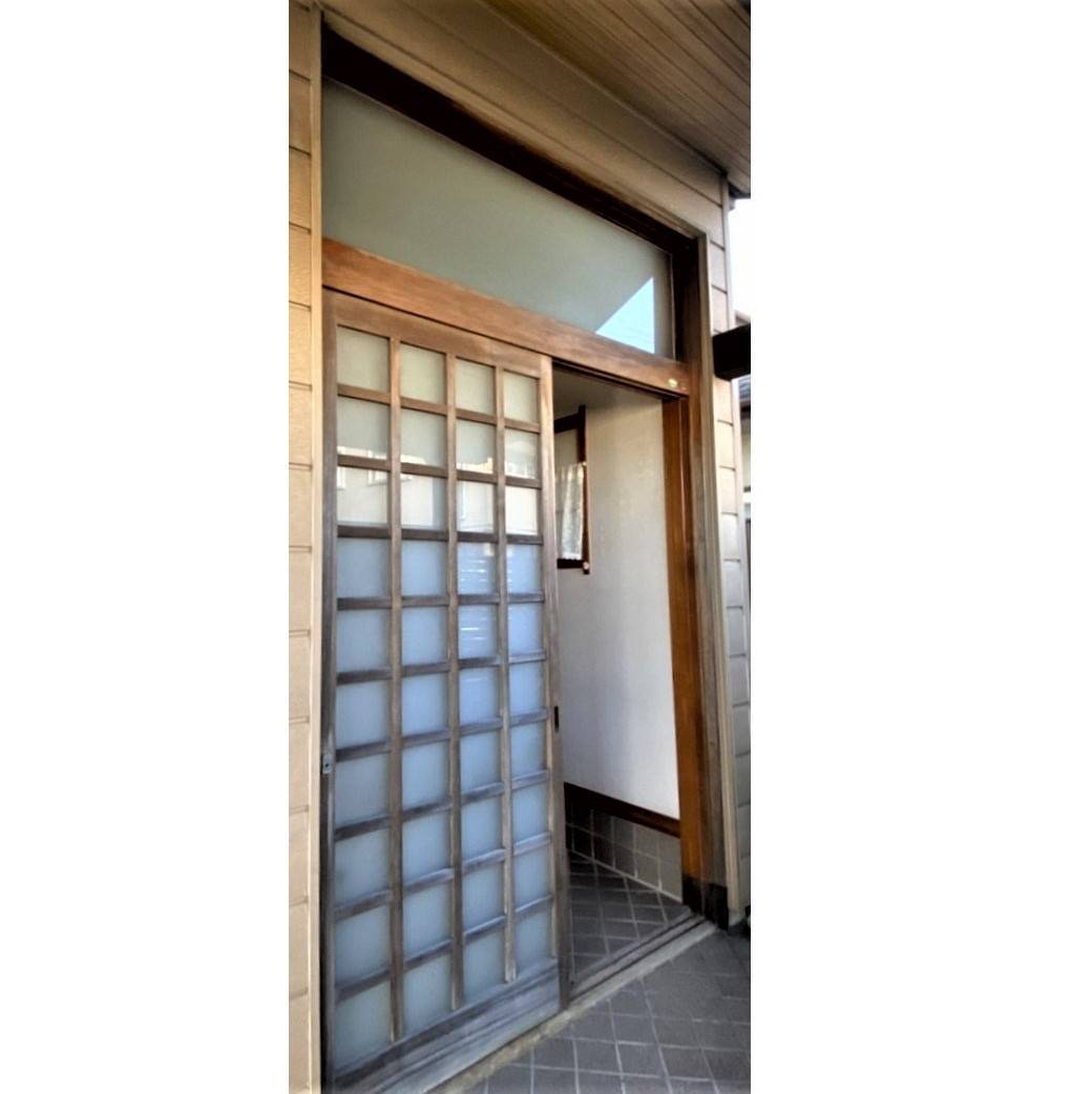 窓工房テラムラの古い木製引戸の動きが悪く困っています。新しいアルミ製の引戸に交換したいの施工前の写真1
