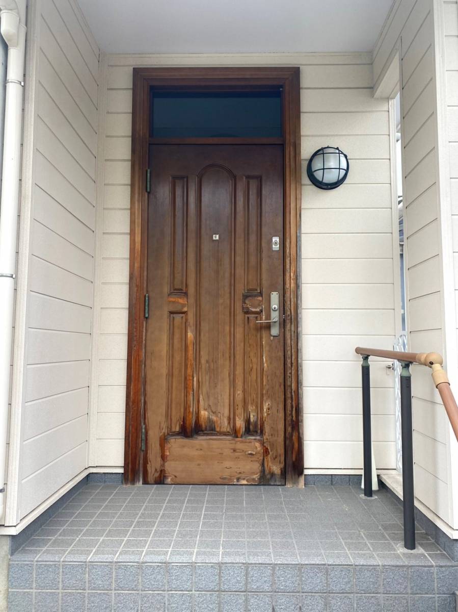 窓工房テラムラの古いドアを交換しておしゃれで使いやすいドアにしたいの施工前の写真1