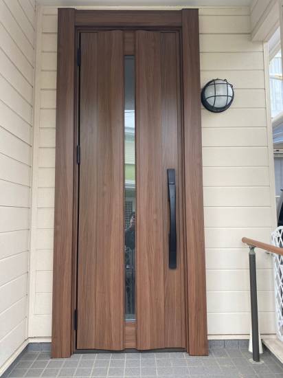 窓工房テラムラの古いドアを交換しておしゃれで使いやすいドアにしたい施工事例写真1