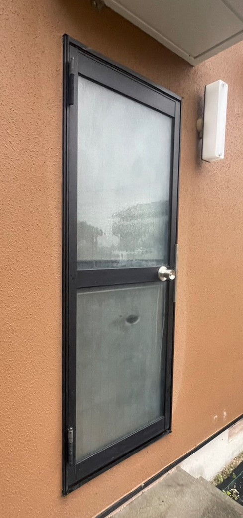 窓工房テラムラの勝手口のドアを引戸に交換したいの施工前の写真1
