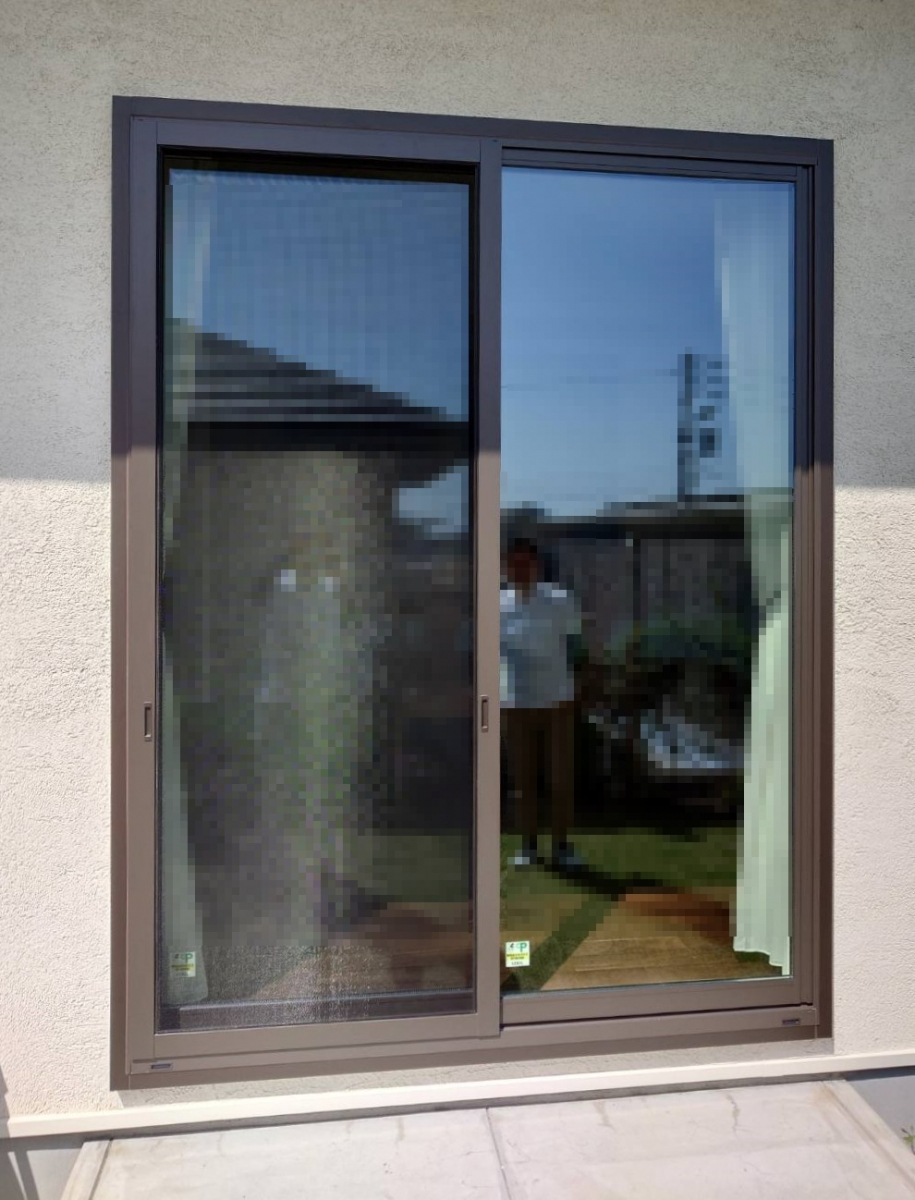 窓工房テラムラの両開きドアから引違窓に交換したいの施工後の写真1