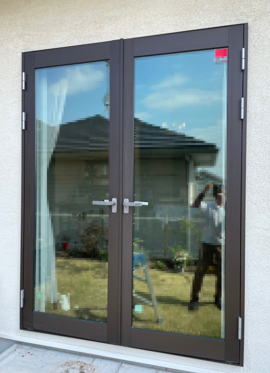 窓工房テラムラの両開きドアから引違窓に交換したいの施工前の写真1