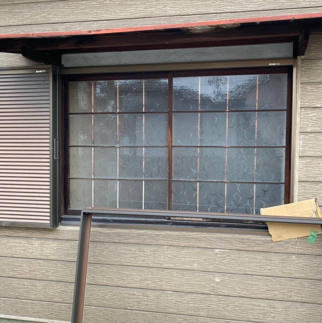 窓工房テラムラの木製サッシの隙間風がひどいのでアルミサッシに交換したいの施工前の写真1
