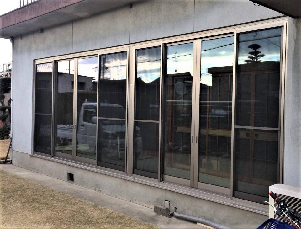 窓工房テラムラの寒くて動かない鉄製の窓から快適な窓際への施工後の写真1