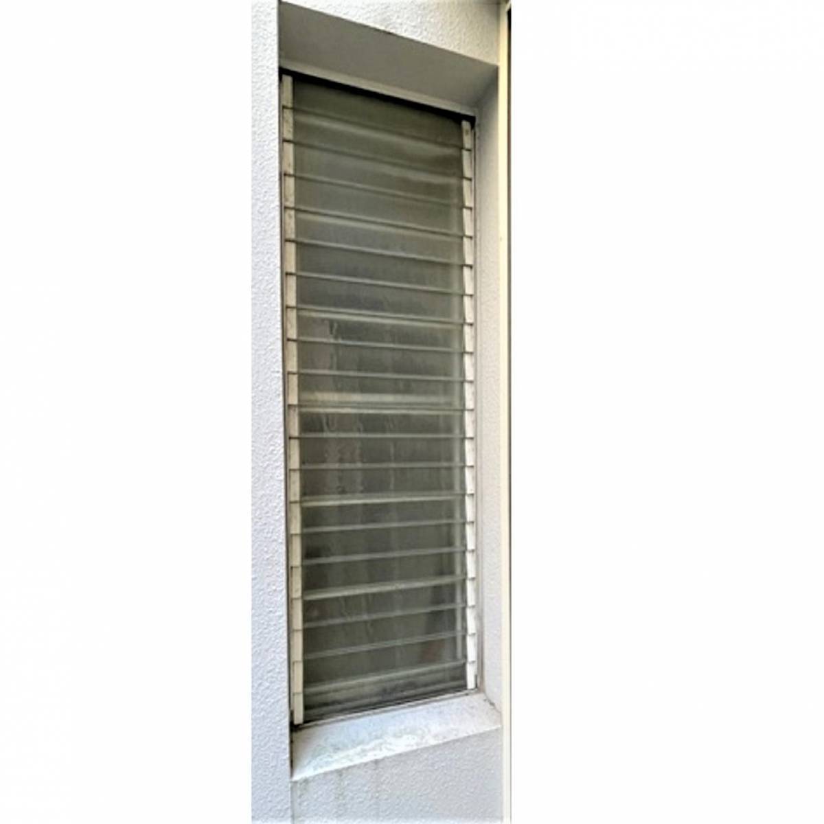 窓工房テラムラの寒いルーバー窓を断熱性能の高い窓にしたいの施工前の写真1