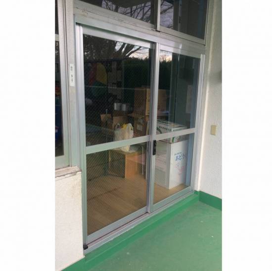 窓工房テラムラの園児の開けられる安全な入口にしたい施工事例写真1