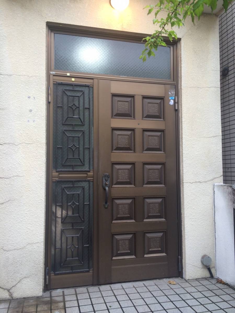 窓工房テラムラのコンクリート造のドアを替えたいの施工前の写真1