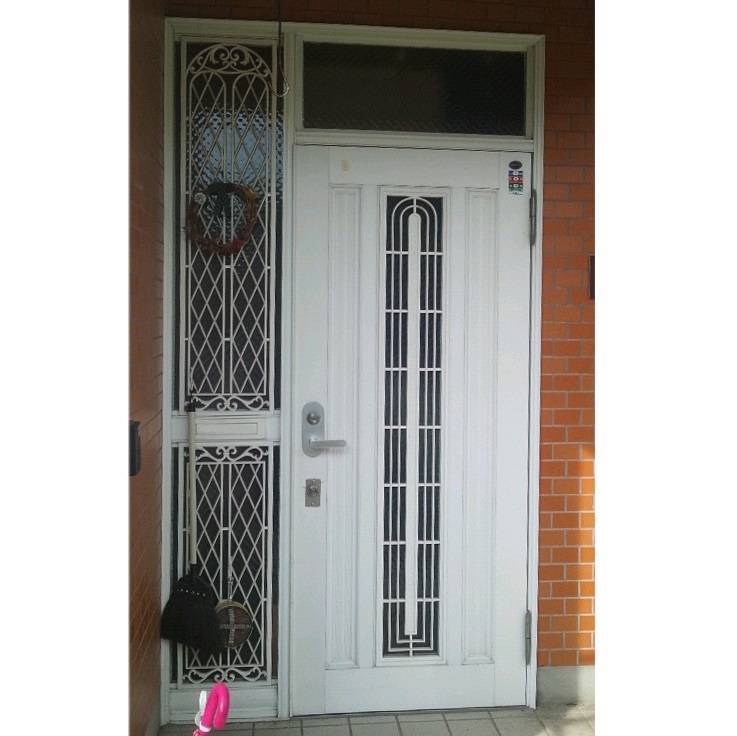 窓工房テラムラのドアを替えたいが玄関の庇に当たりそうの施工前の写真1