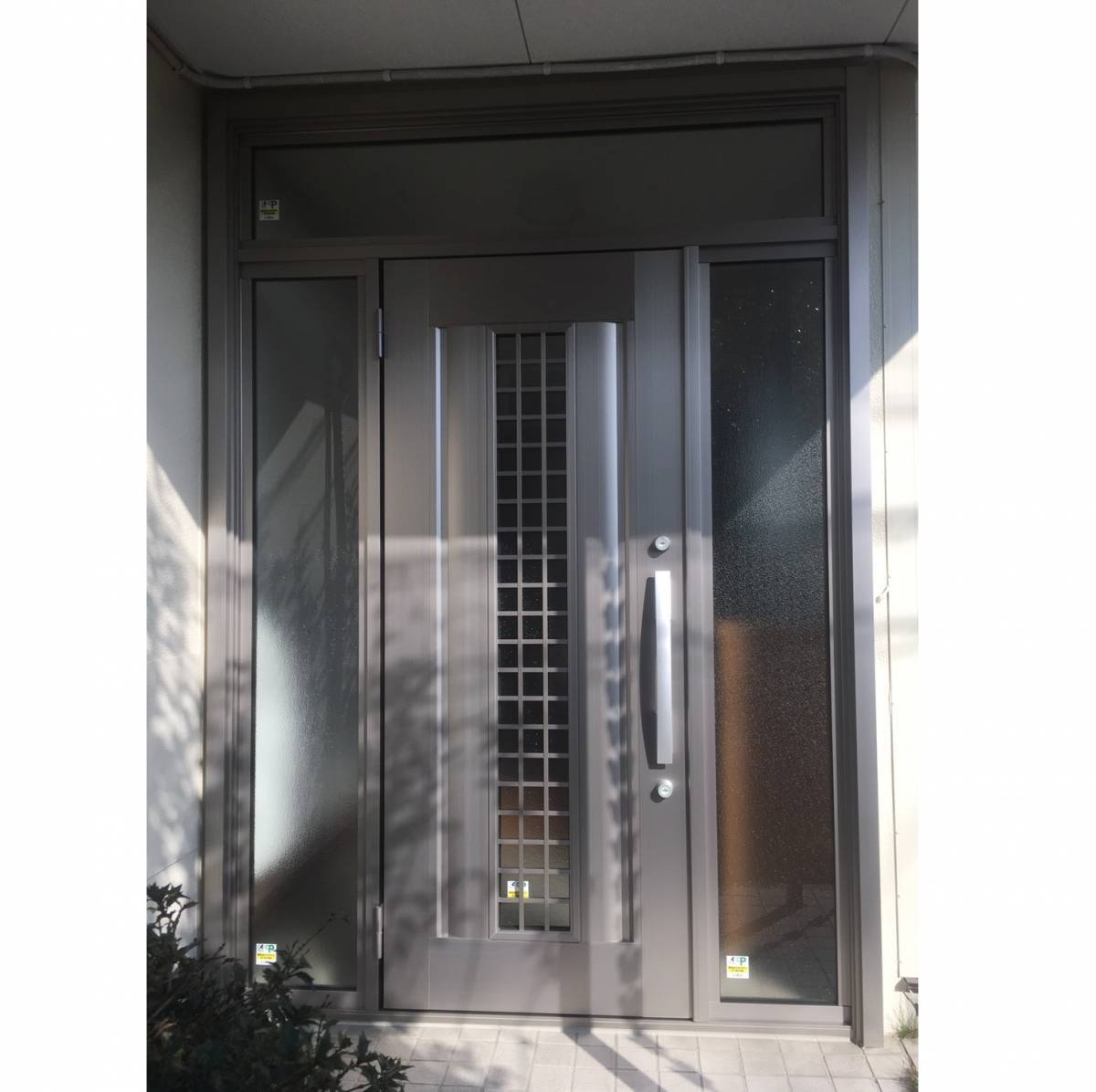 窓工房テラムラの古い玄関ドアから防犯性の高い玄関ドアに交換したいの施工後の写真1