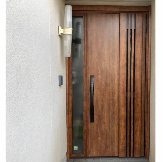 窓工房テラムラの背の高い採光も採風もできるドアにしたい施工事例写真1