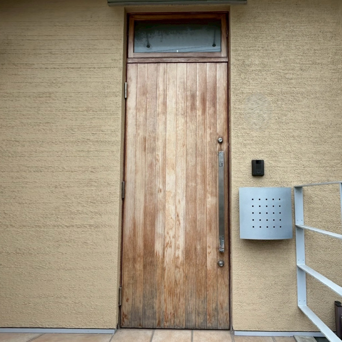 窓工房テラムラの寒い玄関ドアを断熱リフォームしたい｜愛知県名古屋市でLIXILリシェント玄関ドア施工事例の施工前の写真1