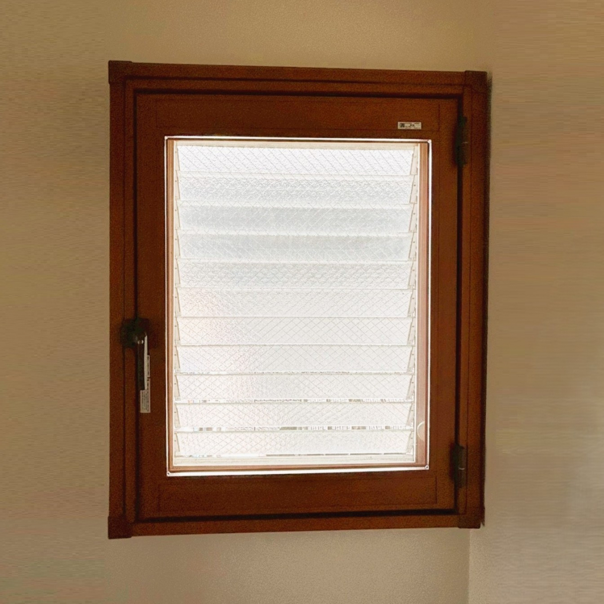 窓工房テラムラのルーバー窓に断熱内窓を付けたい｜岐阜県多治見市でLIXILインプラス施工事例の施工後の写真1