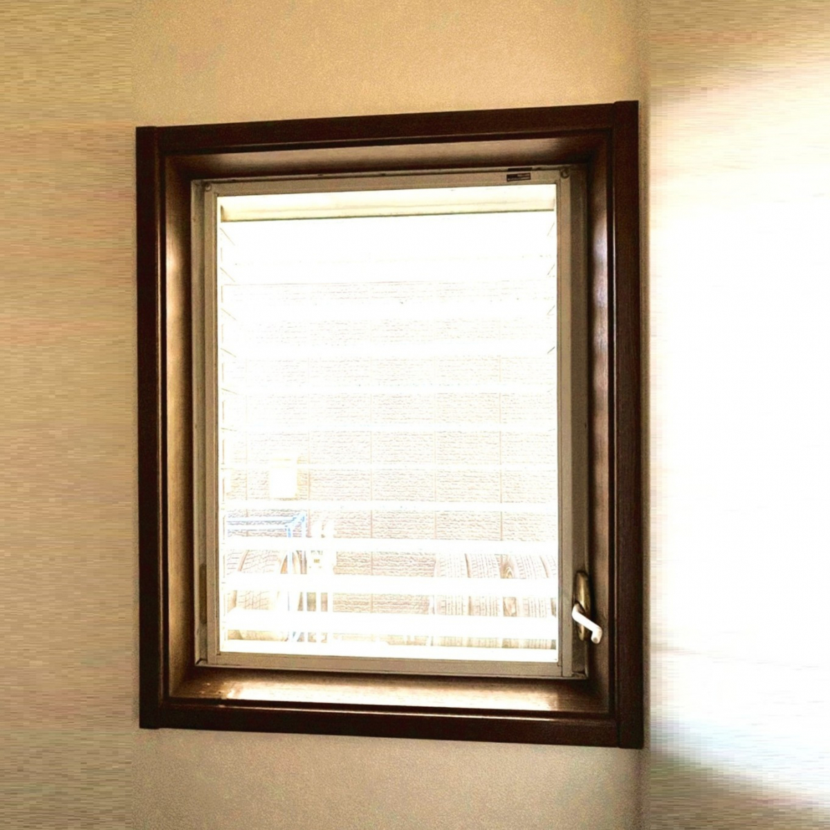 窓工房テラムラのルーバー窓に断熱内窓を付けたい｜岐阜県多治見市でLIXILインプラス施工事例の施工前の写真1