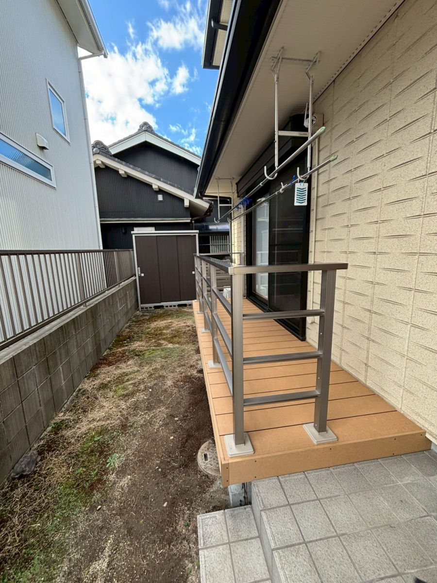 窓工房テラムラの窓の外にデッキを付けたい｜愛知県春日井市でLIXIL樹ら楽ステージ施工事例の施工後の写真1