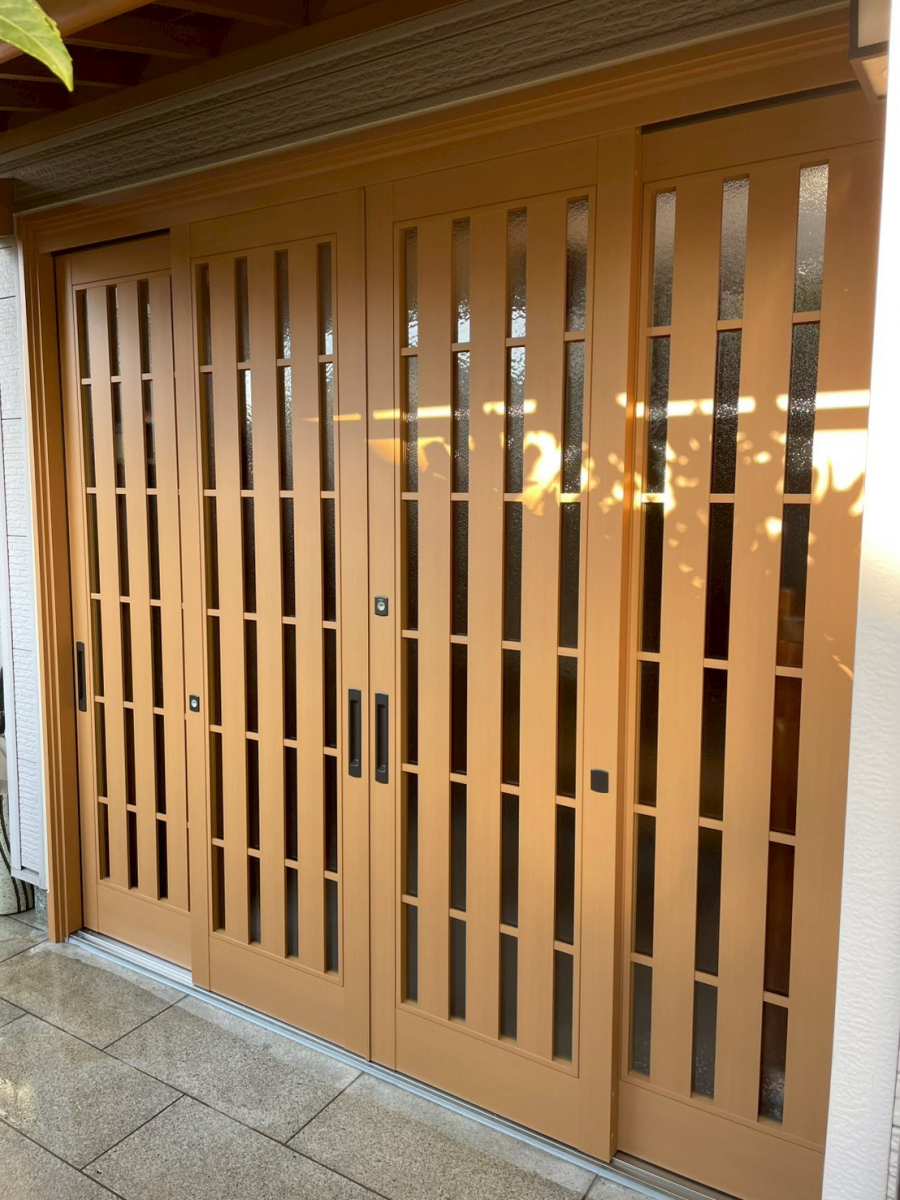窓工房テラムラの古い4枚建ての玄関引戸をリフォームしたい｜愛知県春日井市でLIXILリシェント玄関引戸施工事例の施工後の写真1
