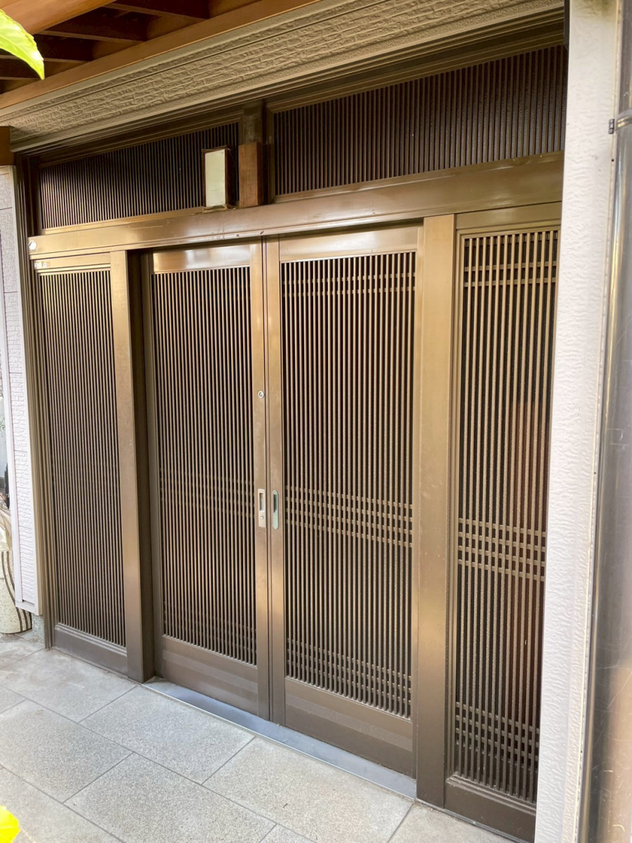 窓工房テラムラの古い4枚建ての玄関引戸をリフォームしたい｜愛知県春日井市でLIXILリシェント玄関引戸施工事例の施工前の写真1