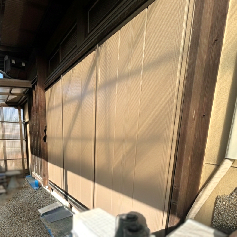 窓工房テラムラの古い雨戸、どんなリフォームが良いですか？｜愛知県春日井市でLIXIL取替雨戸パネル施工事例の施工後の写真1