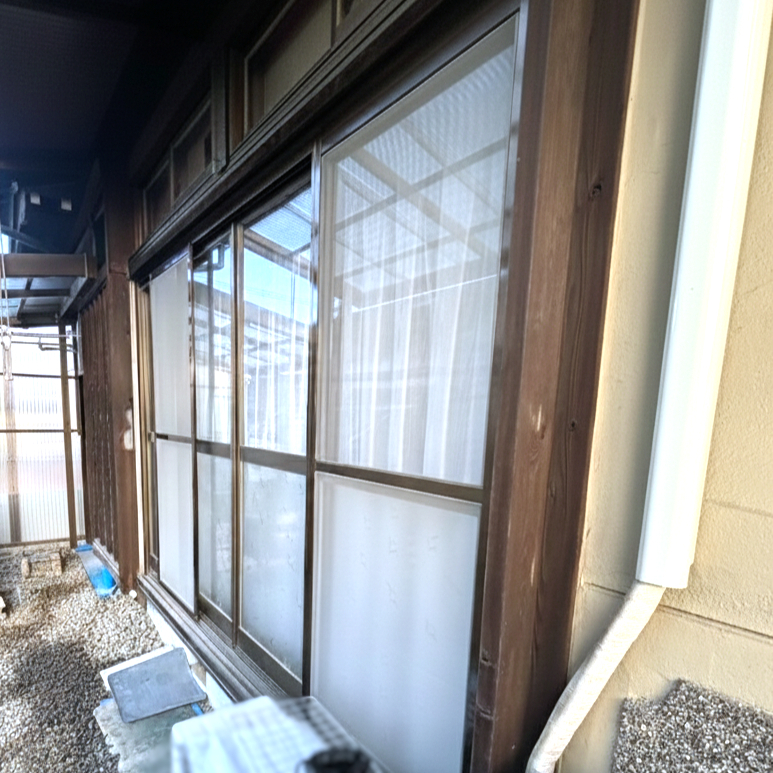 窓工房テラムラの古い雨戸、どんなリフォームが良いですか？｜愛知県春日井市でLIXIL取替雨戸パネル施工事例の施工前の写真1