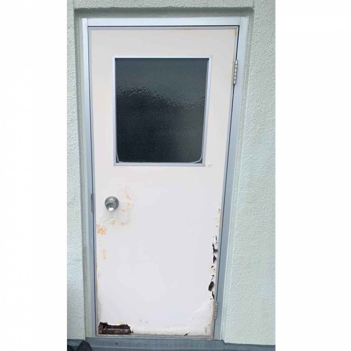 窓工房テラムラのボロボロになった勝手口ドアをお値打ちに交換したいの施工前の写真1