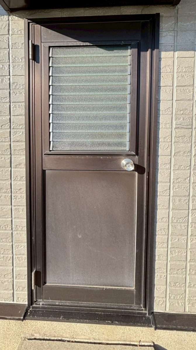 窓工房テラムラの勝手口に隙間があって寒いです|愛知県春日井市でLIXILリシェント勝手口ドア施工事例の施工前の写真1