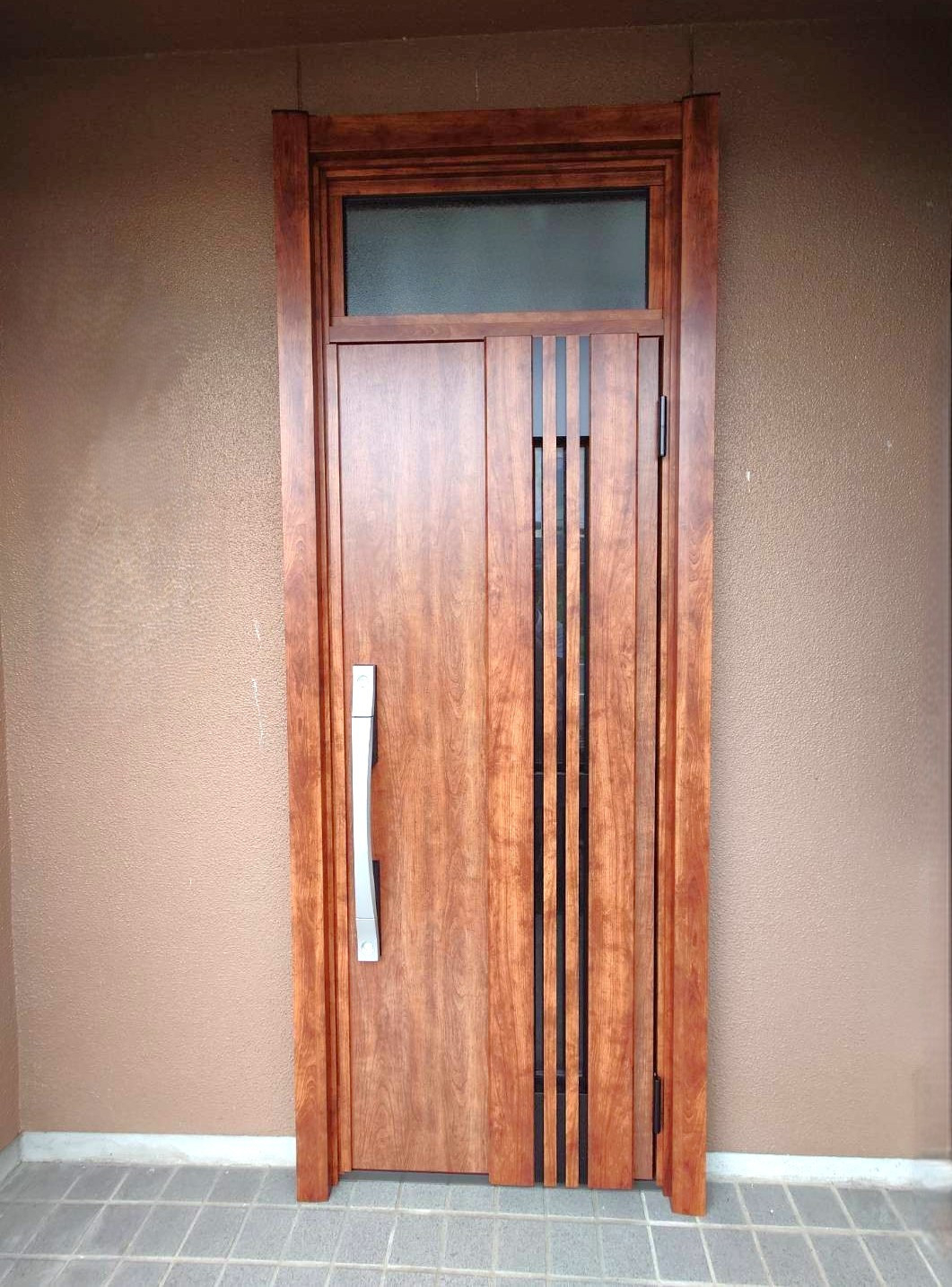 窓工房テラムラの換気ができる玄関ドアに交換したい｜愛知県小牧市でLIXILリシェント玄関ドア施工事例の施工後の写真1