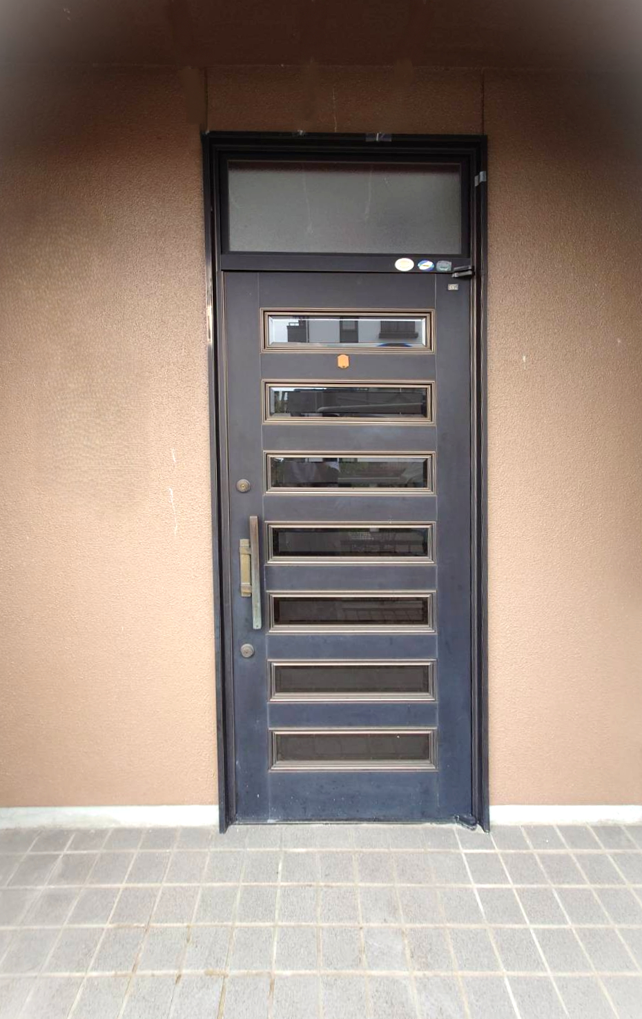 窓工房テラムラの換気ができる玄関ドアに交換したい｜愛知県小牧市でLIXILリシェント玄関ドア施工事例の施工前の写真1