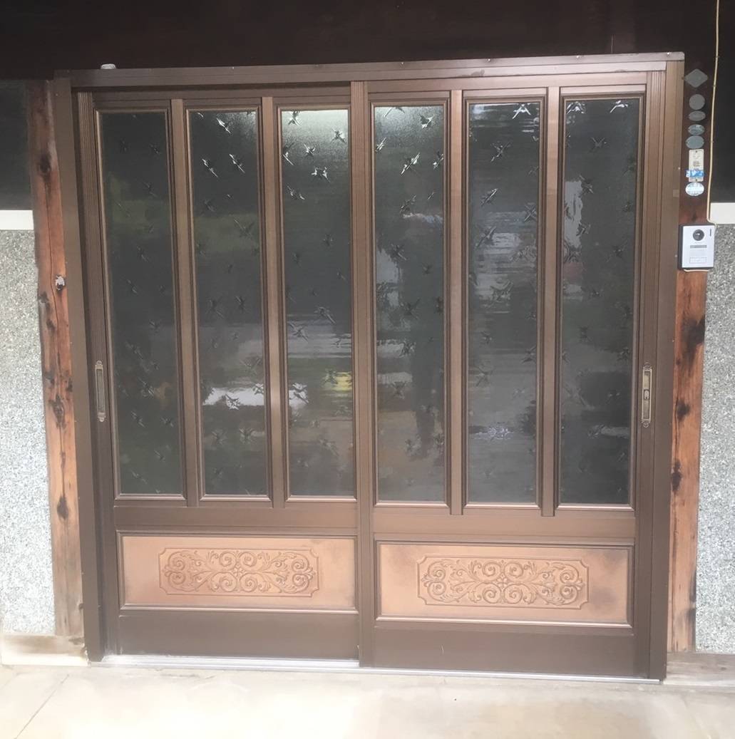 窓工房テラムラの古いアルミ色の玄関引戸を新しい木目色の玄関引戸に交換したいの施工前の写真1